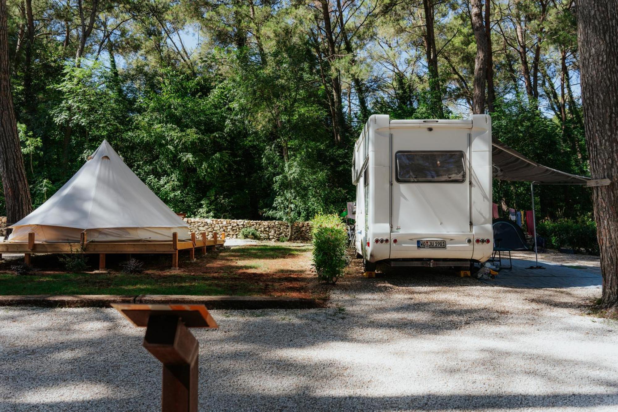 Camp 'Dvor' bell tent accommodation Manjadvorci Esterno foto