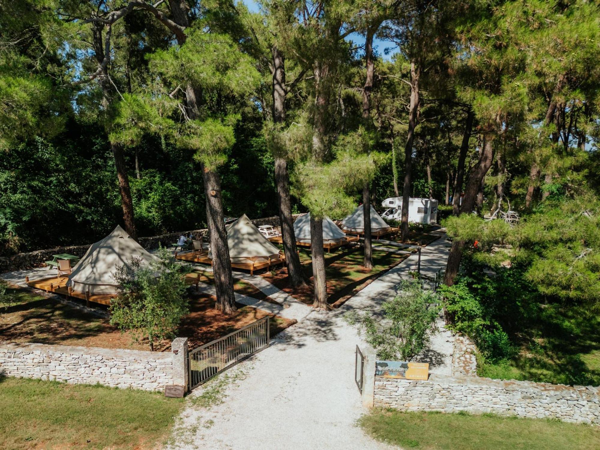 Camp 'Dvor' bell tent accommodation Manjadvorci Esterno foto